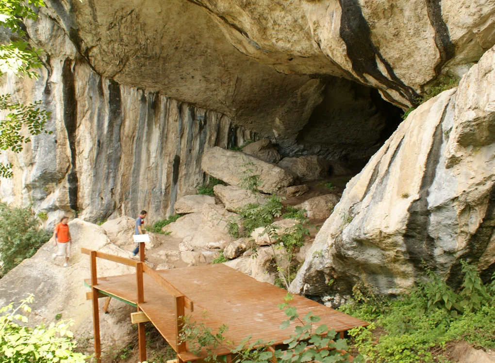 L'ingresso della Grotta di Pëllumbas